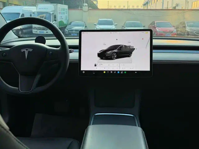 Tesla Model 3 — Фото автомобиля 4