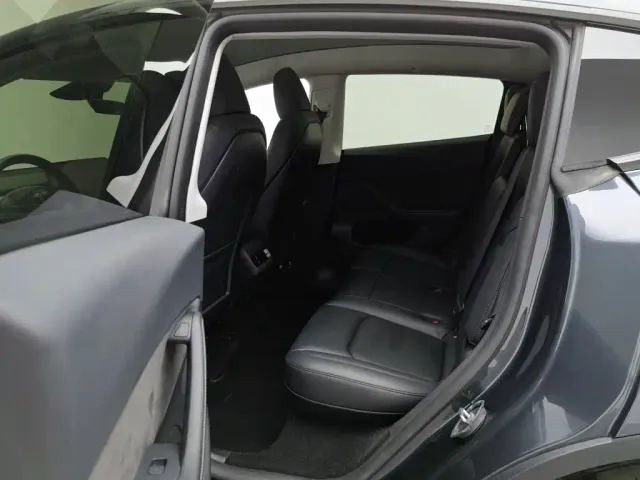 Tesla Model Y — Фото автомобиля 15