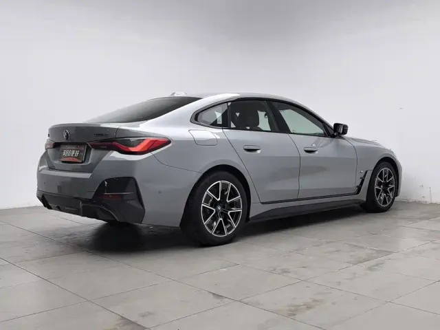 BMW i4 — Фото автомобиля 2