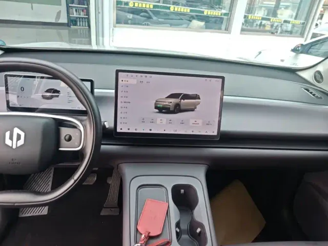 Leapmotor C10 — Фото автомобиля 12