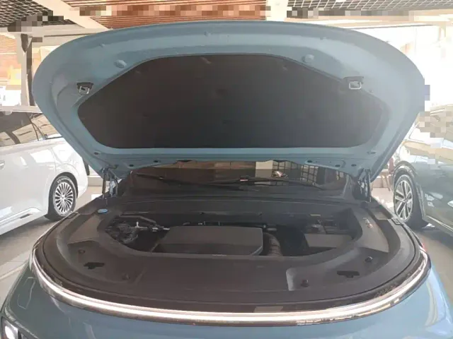 Li Auto L8 — Фото автомобиля 15