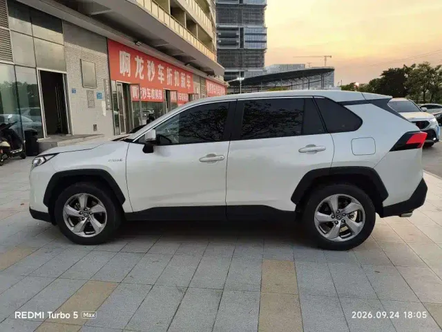 Toyota RAV4 — Фото автомобиля 3