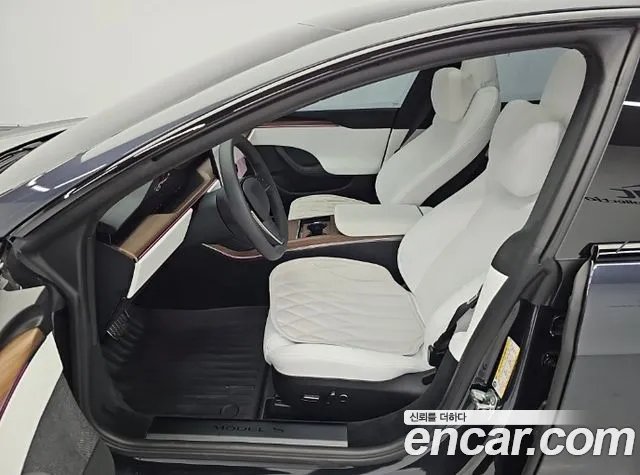 Tesla Model S — Фото автомобиля 12