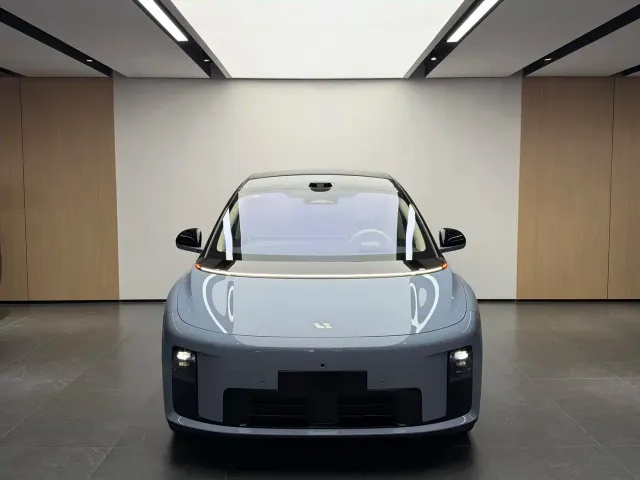 Li Auto i8 — Фото автомобиля 2