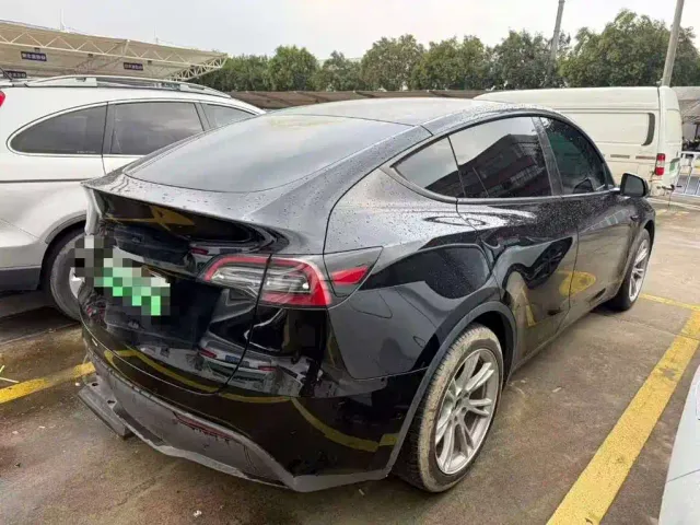 Tesla Model Y — Фото автомобиля 3