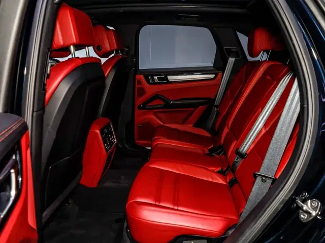 Porsche Cayenne New Energy 2023 Cayenne E-Hybrid 2.0T Platinum Edition — Фото автомобиля 10