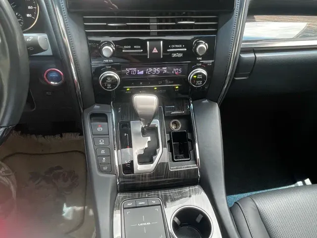 Lexus LM — Фото автомобиля 14