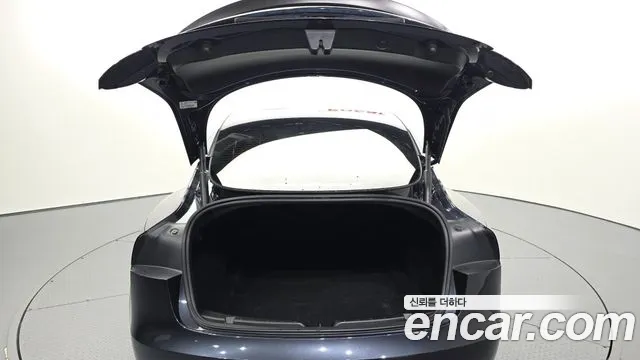 Tesla Model 3 — Фото автомобиля 25
