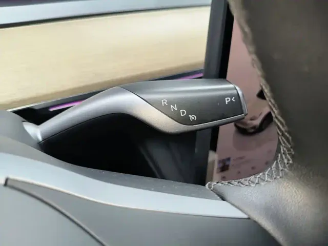 Tesla Model Y — Фото автомобиля 13