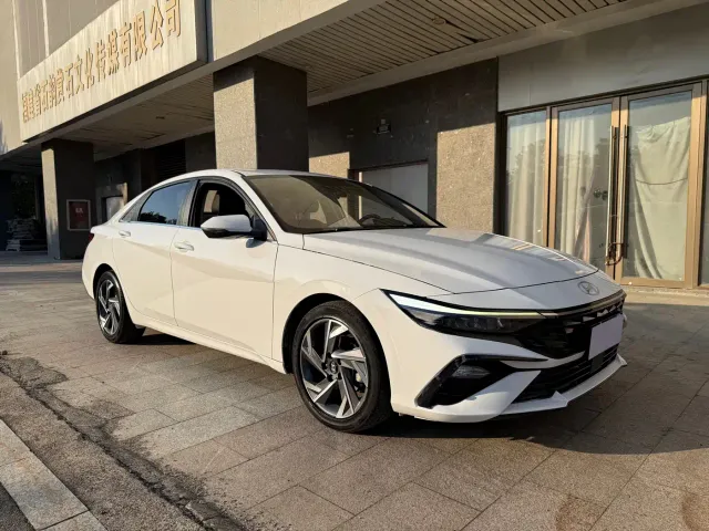 Hyundai Elantra — Фото автомобиля 3
