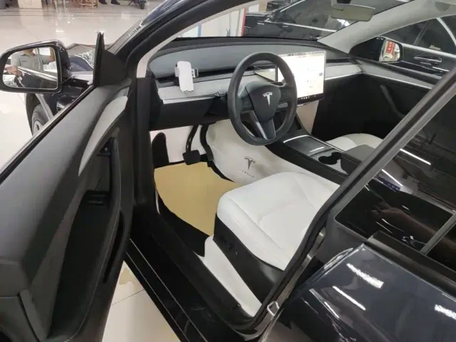 Tesla Model Y — Фото автомобиля 15