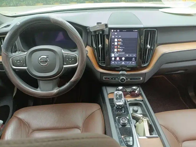 Volvo XC60 — Фото автомобиля 10