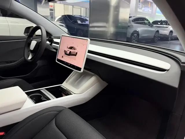 Tesla Model 3 — Фото автомобиля 12