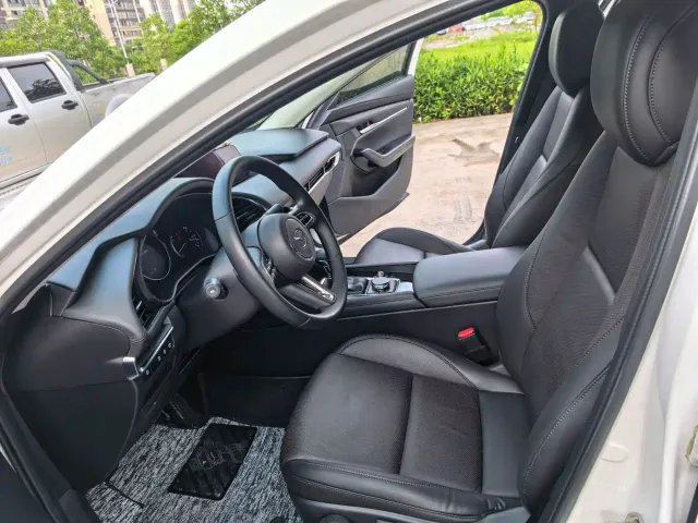 Mazda Axela — Фото автомобиля 8