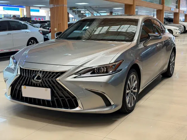 Фотография автомобиля — Lexus ES