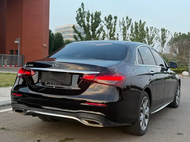 Mercedes-Benz E-Class — Фото автомобиля 4