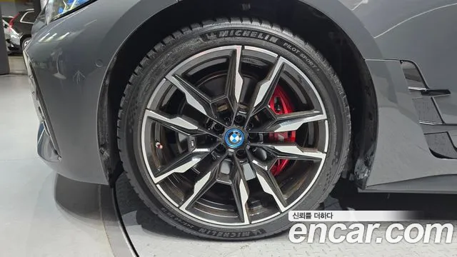 BMW i4 — Фото автомобиля 5