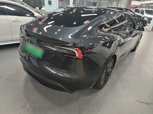 Tesla Model 3 — Фото автомобиля 6