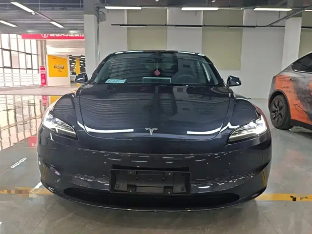 Tesla Model 3 — Фото автомобиля 2