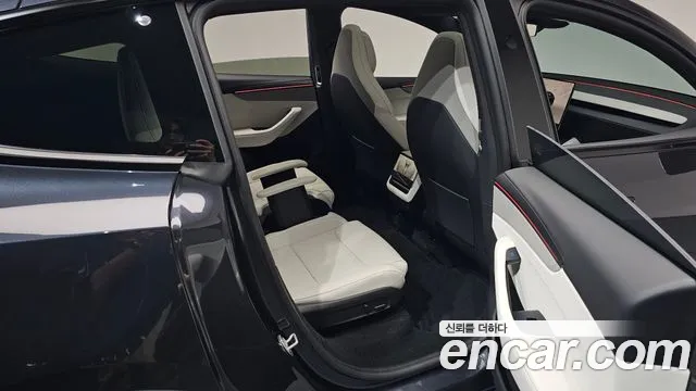 Tesla Model Y — Фото автомобиля 11