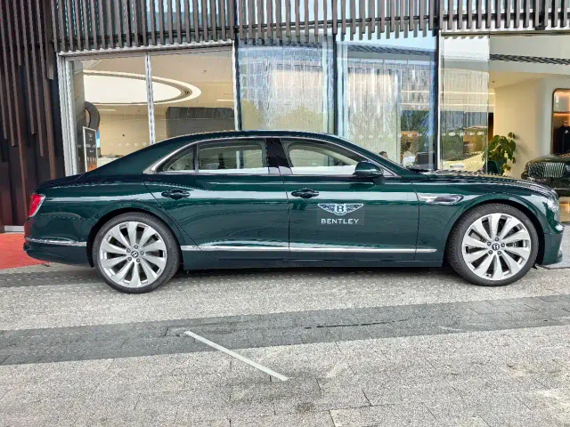 Bentley Flying Spur — Фото автомобиля 3