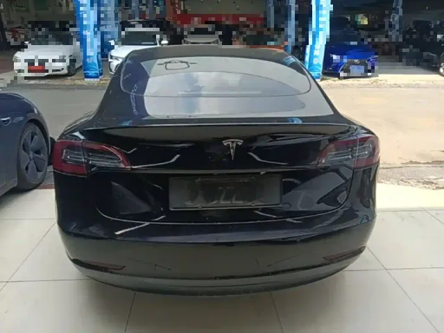 Tesla Model 3 — Фото автомобиля 5