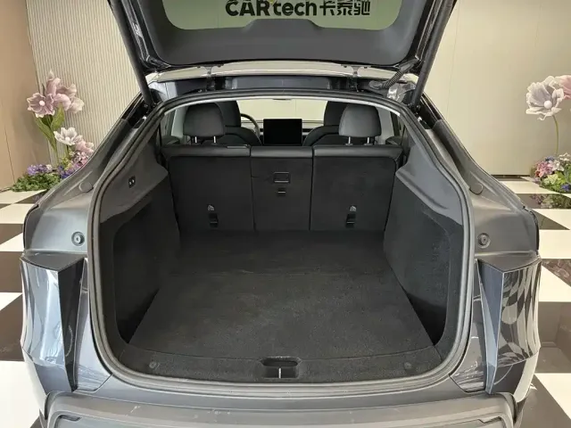 Tesla Model Y — Фото автомобиля 28