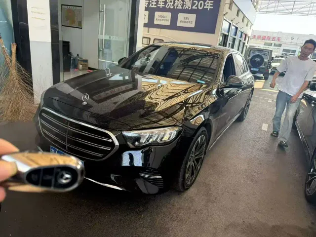 Фотография автомобиля — Mercedes-Benz E-Class