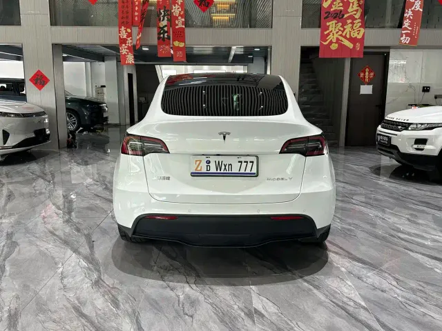 Tesla Model Y — Фото автомобиля 26