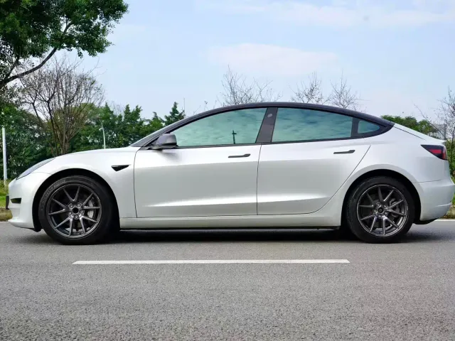 Tesla Model 3 — Фото автомобиля 3