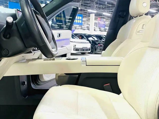 Li Auto L8 — Фото автомобиля 9