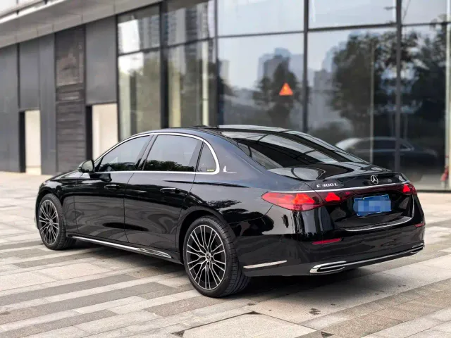 Mercedes-Benz E-Class — Фото автомобиля 2