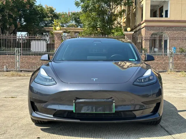 Tesla Model 3 — Фото автомобиля 2