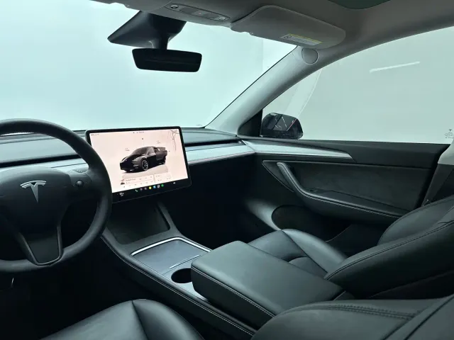 Tesla Model Y — Фото автомобиля 12