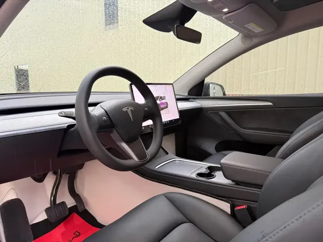 Tesla Model Y — Фото автомобиля 17
