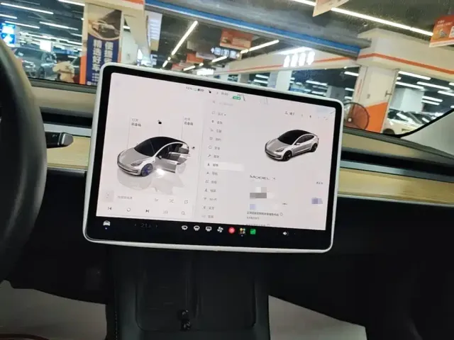 Tesla Model 3 — Фото автомобиля 12