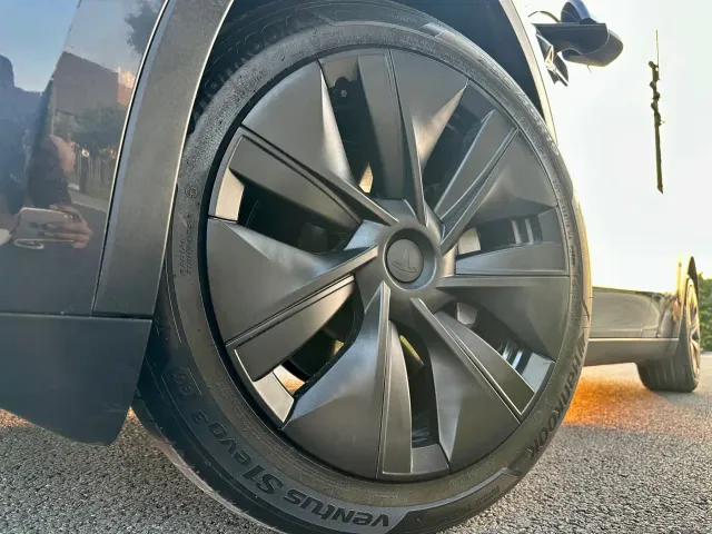 Tesla Model Y — Фото автомобиля 19