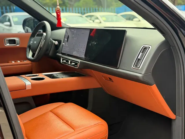 Li Auto L8 — Фото автомобиля 12