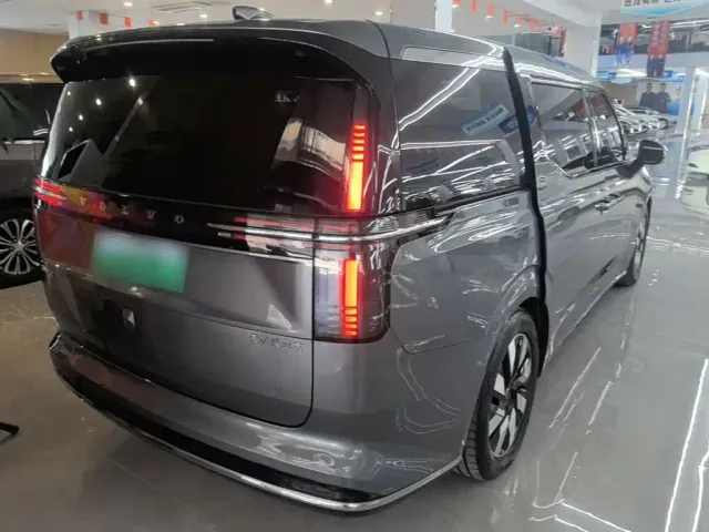 Volvo EM90 — Фото автомобиля 6