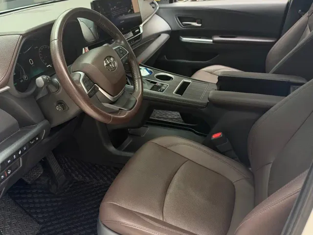 Toyota Sienna — Фото автомобиля 4