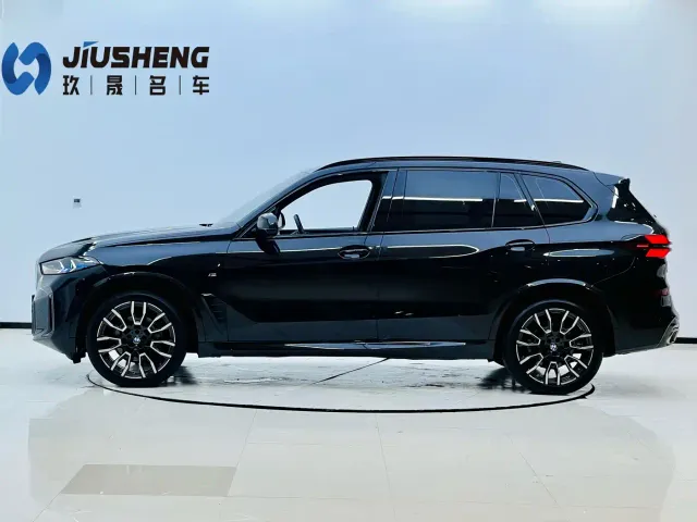 BMW BMW X5 2023 xDrive 40Li M Sport Black Night Package — Фото автомобиля 3