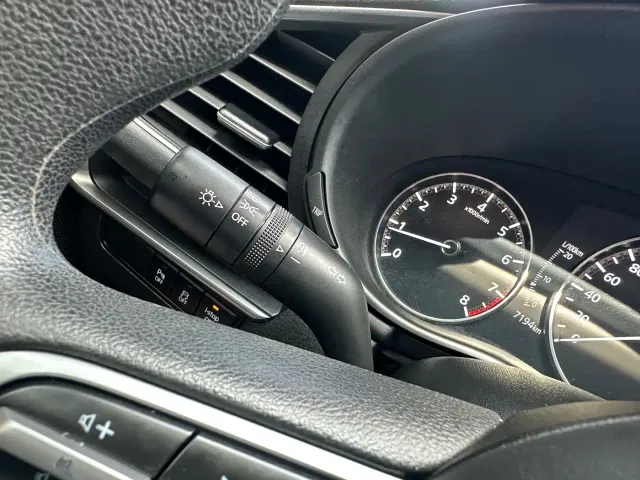Mazda Axela — Фото автомобиля 9
