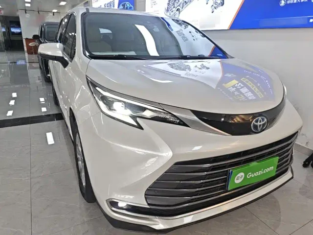 Toyota Sienna — Фото автомобиля 3