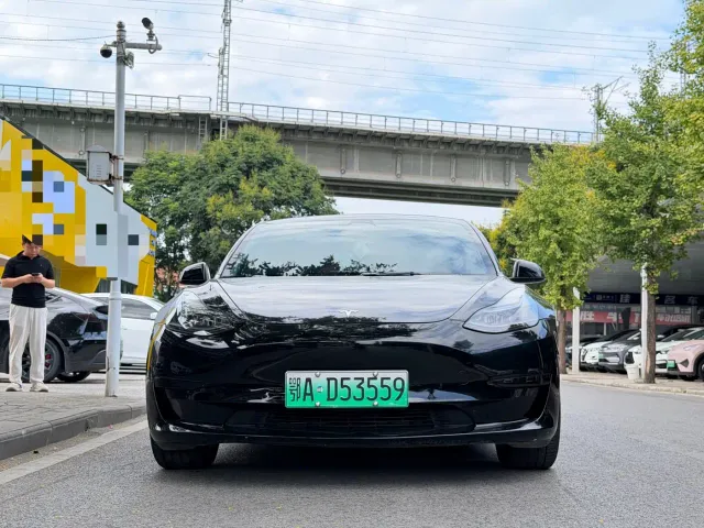 Tesla Model 3 — Фото автомобиля 2