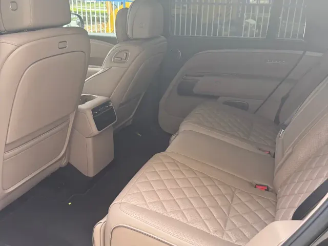 Li Auto L8 — Фото автомобиля 5