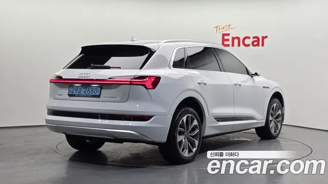 Audi e-tron — Фото автомобиля 2