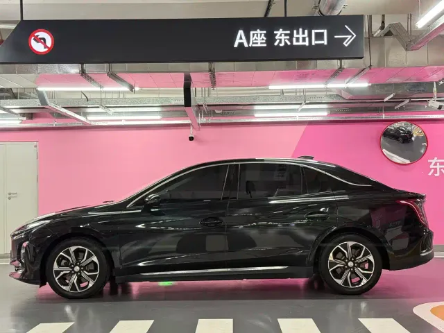 Hongqi E-QM5 — Фото автомобиля 9