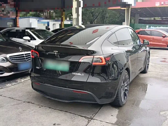 Tesla Model Y — Фото автомобиля 6