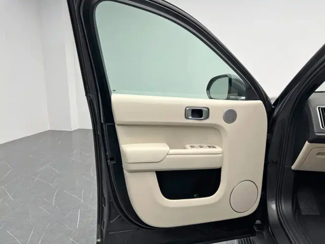 Li Auto L8 — Фото автомобиля 14