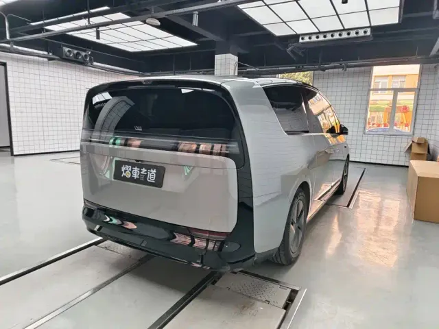 Li Auto MEGA — Фото автомобиля 3